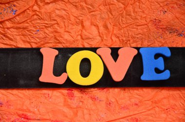 Soyut bir arkaplanda kelime aşkı