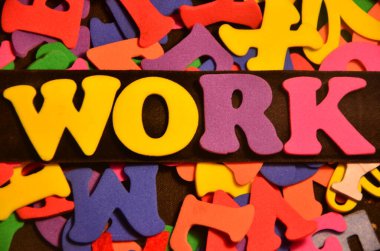 Ahşap bir arka planda renkli harflerden yapılmış kelime çalışması