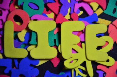 Siyah arka planda yaşam kelimesi