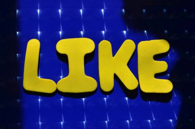 mavi arkaplan gibi neon bir sözcük