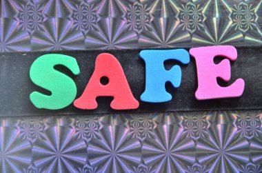 renkli bir arka plan üzerinde güvenli kelime