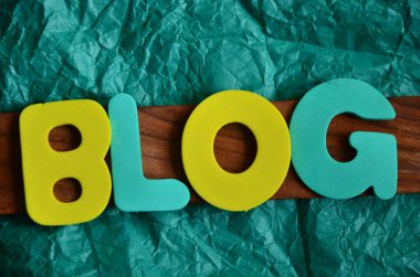 renkli bir arka plan üzerinde kelime blog