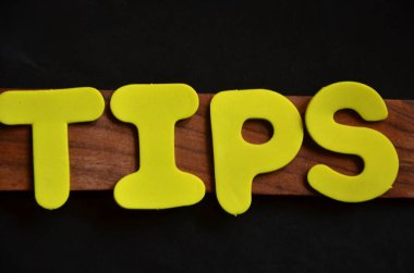 Tahta arka planda ipucu sözcüğü