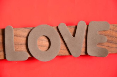 Soyut arkaplanda sevgililer günü kelimesi.