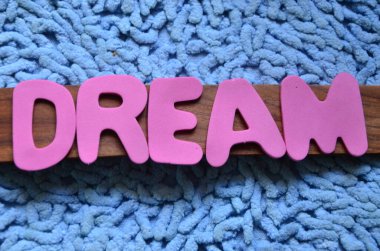 soyut renkli bir arkaplanda kelime rüyaları