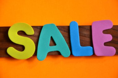 Renkli bir arkaplanda kelime satışı