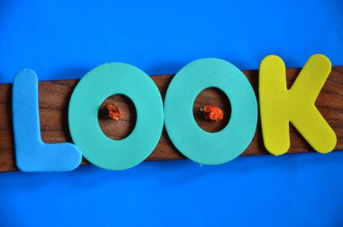 Soyut renkli bir arkaplanda sözcük oluşturma