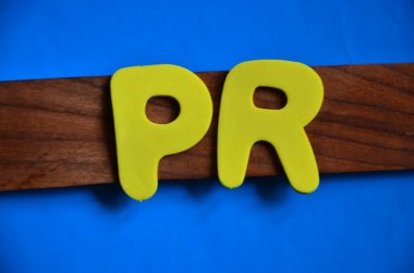 Tahta harflerden yapılmış halkla ilişkiler kelimesi.