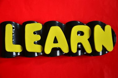 Siyah arkaplanda renkli harflerden oluşan sözcükleri öğren.