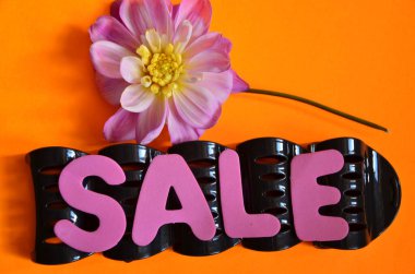 Renkli bir arka planda çiçekli mesaj indirimi. kartvizit.