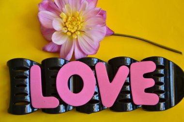 Soyut bir arkaplanda kelime aşkı