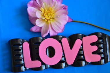 Soyut arkaplanda renkli bir aşk kelimesi