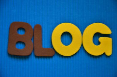 Mavi arkaplan üzerine 3d metin günlüğü hazırlanıyor