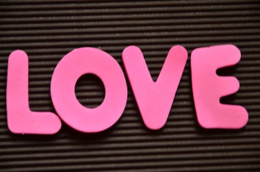 Tahta bir arka planda aşk kelimesi