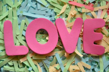 Aşk kelimesi ahşap arka plandaki ahşap harflerden yapılmıştır.