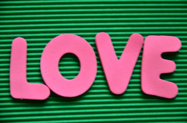 renkli bir arka plan üzerinde kelime aşk