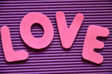 Tahta bloklardan yapılmış kelime aşkı.