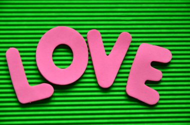 Renkli ahşap bir arka planda aşk kelimesi