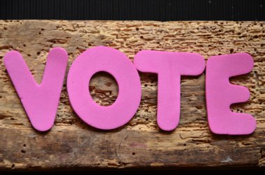 Ahşap arkaplan ile oy kelime