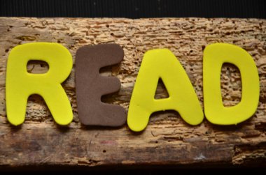 Eski ahşap harflerden okunan metin.