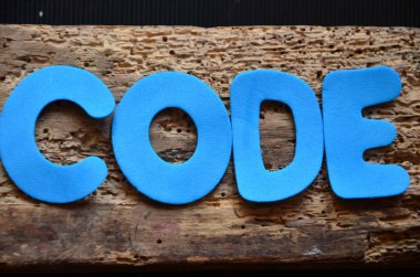 Kara tahtadaki ahşap harflerden yapılmış kelime kodu. iş konsepti