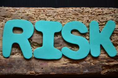 renkli bir arka plan üzerinde kelime risk