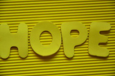 Sarı kağıt üzerinde umut kelimesi