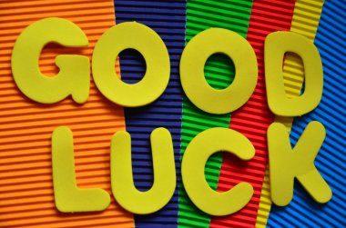 Şans getirdiğine dair bir mesaj. Mutlu ve mutlu bir iş fotoğrafı sergiliyor şanslı ve talihli dilekler soyut renkli hatırlatma mesajı, pozitif düşünce