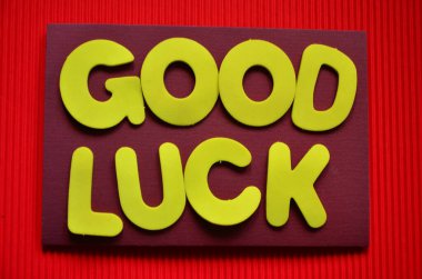 Şans sözcüğü kırmızı tahtada yeşil arka planda yazılı.