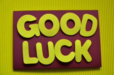 metin ve sarı arkaplanda bir işaret