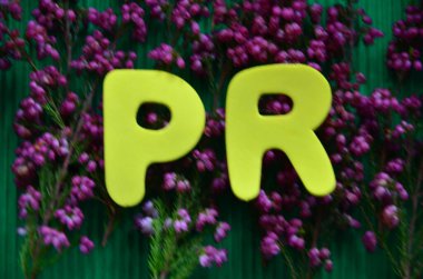 Soyut bir arkaplanda p sözcüğü