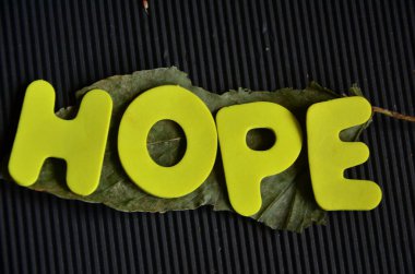 Hope - yeşil arka planda sarı kelime