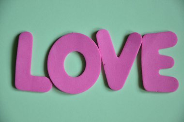 renkli bir arka plan üzerinde kelime aşk