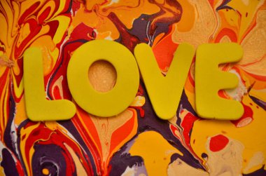 Renkli ve soyut bir arkaplanda aşk kelimesi