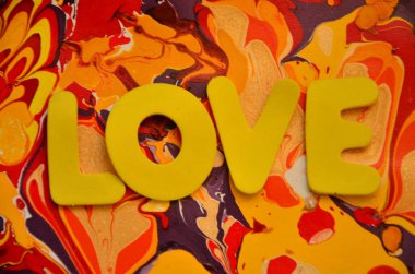 Soyut renkli arkaplanda Kelime Sevgisi