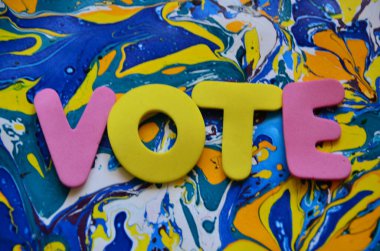 Renkli harflerle yazılmış oy sözcüğü