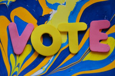 soyut renkli arkaplana yazılmış oy sözcüğü