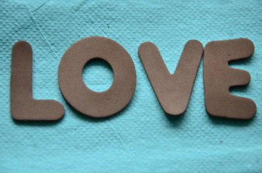 Aşk kelimesi tahtadan yapılır.