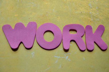 Renkli harflerden yapılmış sert kelime