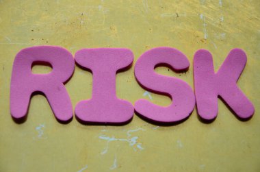 Soyut arkaplanda risk metni.