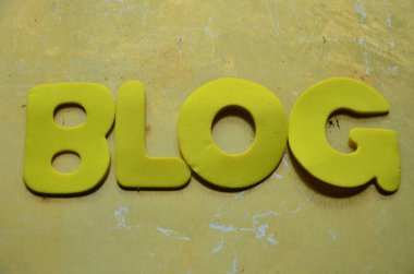 Tahta bir arka planda tahta harflerden yapılmış kelime blogu