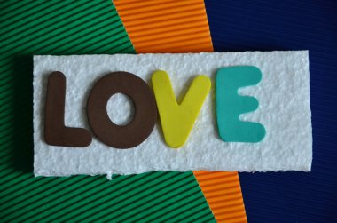 Soyut bir arkaplanda kelime aşkı