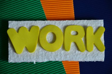 Renkli harflerden yapılmış iş kelimesi