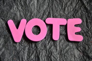 Renkli arkaplan ile yazılmış oy metni