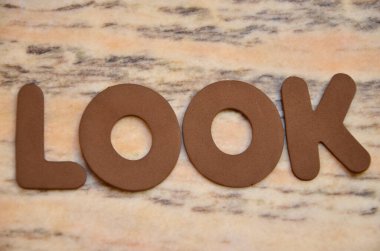 Kelime aşkı kahverengi ahşap masadaki ahşap harflerden yapılır.