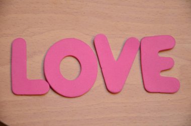 Tahta bir arka planda aşk kelimesi