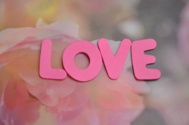 Renkli ve soyut bir arkaplanda aşk kelimesi