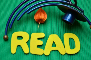 Ahşap arka plan üzerinde metin