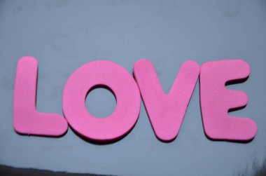 Soyut bir arkaplanda kelime aşkı