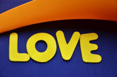 renkli bir arka plan üzerinde kelime aşk